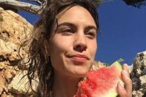 炸裂！司晓迪凌晨甩黑色吊带美照评论区从吃瓜到吐槽吵翻了天